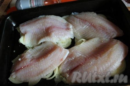 Посолите и посыпьте тилапию специями "для рыбы" по вкусу, например, "перцем лимонным".