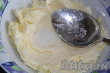 В масло добавить соль и размять ложкой.