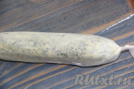 Масло выложить на пищевую плёнку, сформировать из него колбаску, завернуть в плёнку, отправить на пару часов в морозилку