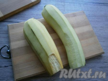 Баклажаны очистить с помощью овощечистки от кожуры.