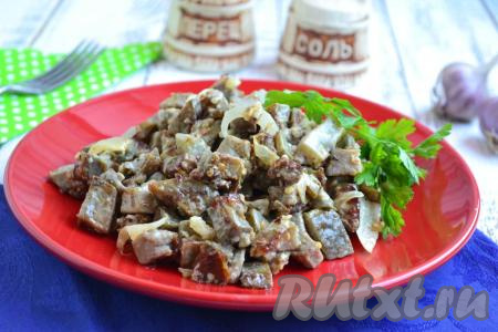 Баклажаны, жареные с яйцом, и луком