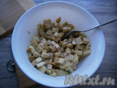 Баклажаны нарезать небольшими кубиками или кусочками и смешать хорошенько с яйцами.
