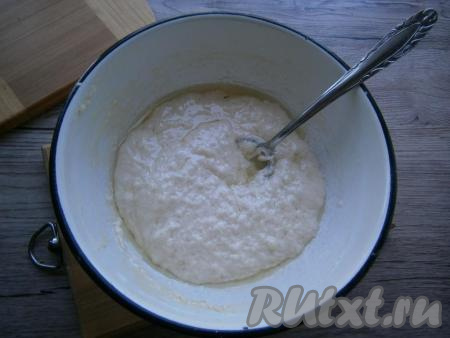 Раскалить на сковороде или в другой посуде растительное масло и вылить его в тесто, быстро перемешивая ложкой. Перемешивать тесто до однородности.