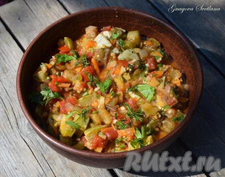 Овощи, тушеные с кабачками и баклажанами на сковороде