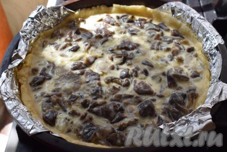 Выливаем слегка остывшую сырно-грибную начинку на тесто и ставим наш пирог в разогретую духовку, выпекаем при температуре 180 градусов, примерно, 50-55 минут.