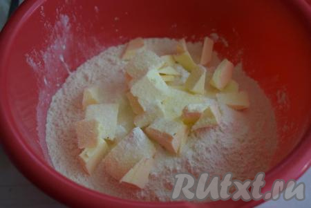 Для начала приготовим тесто. В миску высыпаем муку, добавляем соль, сахар и охлажденное сливочное масло.