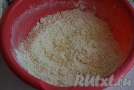 Порубим получившуюся смесь муки и масла ножом до образования крупной крошки, затем разотрем смесь руками до образования мелкой крошки.