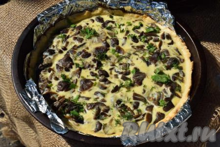 Готовый пирог будет очень вкусно и аппетитно пахнуть, зазывая своим ароматом ваших близких к столу!