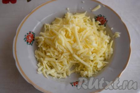 Обжарим грибы с луком на медленном огне в течение 20-25 минут (до готовности грибов). Затем готовые грибы снимаем с огня, добавляем к ним сыр, натертый на крупной терке, перемешиваем грибную начинку для пирога до полного расплавления сыра.