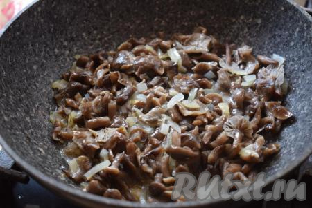 К луку добавим грибы и перемешаем.