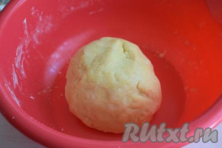 К мелкой крошке добавим сметану и замесим плотное по консистенции, не липнущее к рукам, пластичное тесто. Отправим готовое тесто в холодильник на 20-30 минут, накрыв его пленкой.
