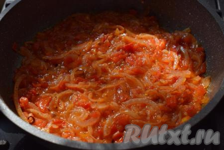 Когда овощи протушатся, они станут мягкими (как на фото), далее добавим воду и потушим подливу еще 3-4 минуты.