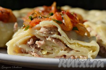 Нарезаем наш ароматный, сочный и очень вкусный ханум на порционные кусочки и подаем горячим к столу.