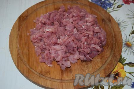 В это время займемся начинкой. Для этого мясо (у меня свинина), нарежем на мелкие кубики (можно просто прокрутить мясо на мясорубке).