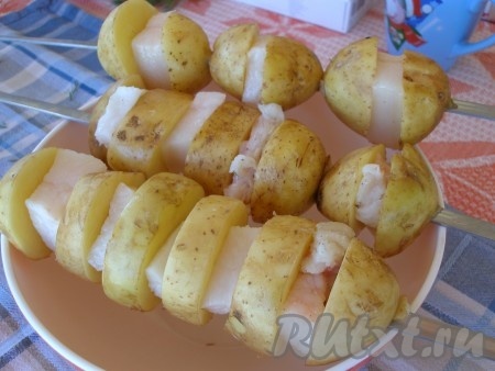 Нарезанную картошку и сало нанизывать на шампуры, чередуя кусочки картофеля с кусочками сала.
