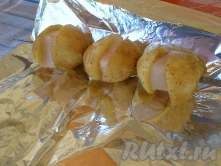 Обернуть картофель с салом на шампуре фольгой.
