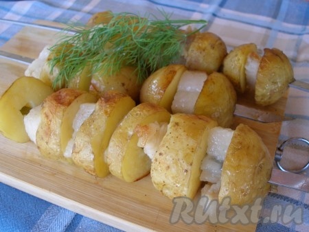 Молодая картошка с салом на шампурах на мангале