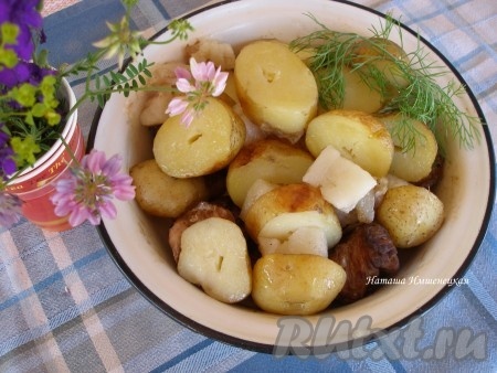 Молодая картошка, запечённая с салом на шампурах на мангале, готова. Блюдо получается аппетитным, сытным и очень вкусным.
