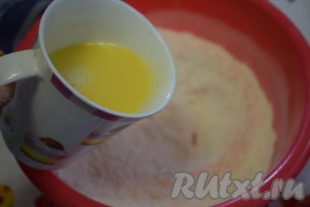 Добавляем к маслу горячую воду (температура воды, примерно, 80 градусов) и сразу же добавляем к муке с дрожжами.