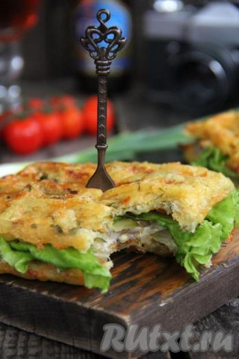 Подать наши картофельные драники, приготовленные в вафельнице, в тёплом виде. Очень вкусно!