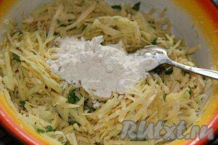 Всыпать муку и тщательно перемешать. 