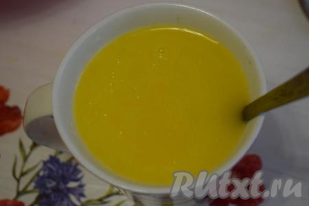 Растопленное тёплое сливочное масло соединим с теплой водой (температура воды не более 40 градусов), сахаром и солью.
