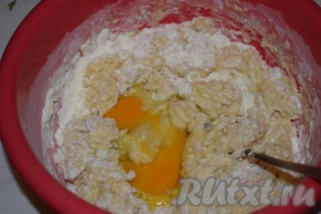 Добавим к просеянной муке получившуюся смесь. Вольем растительное масло и вобьем яйцо.