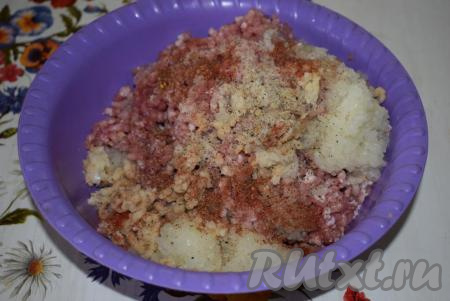 Если мясо мягкое и нежное, то вполне достаточно прокрутить фарш один раз, если же свинина немного жестковата, то можно пропустить через мясорубку фарш еще раз. Посолим, поперчим, добавим специи и тщательно перемешаем фарш.