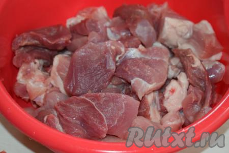 Сначала приготовим фарш, для этого мякоть свинины нарежем на кусочки среднего размера.