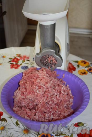 Прокрутим на мясорубке мясо.