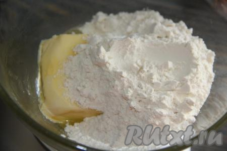 Мягкое сливочное масло соединить с мукой. Для того чтобы масло стало мягким, его можно достать из холодильника за пару часов до приготовления печенья, а можно слегка размягчить его в микроволновке.