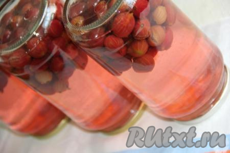 Аккуратно достать банки, закрутить крышками и, перевернув вверх дном, укутать в одеяло. Оставить банки в одеяле на пару дней до полного остывания, а затем убрать на хранение в погреб или кладовку.