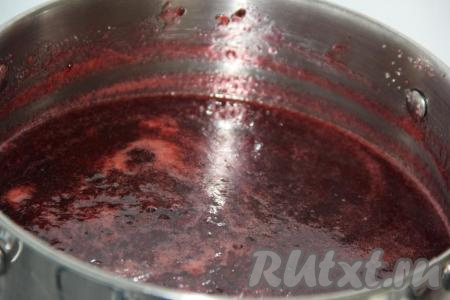 Поставить кастрюлю на средний огонь и довести до кипения. Убавить огонь до минимума и варить джем в течение 30 минут, периодически помешивая и снимая пену. Агар-агар развести в холодной воде, затем по 1 чайной ложке добавить в агар-агар горячий сироп из джема, перемешать (я добавила 4 чайные ложечки сиропа). Влить получившуюся массу в джем, перемешать и проварить 5 минут.