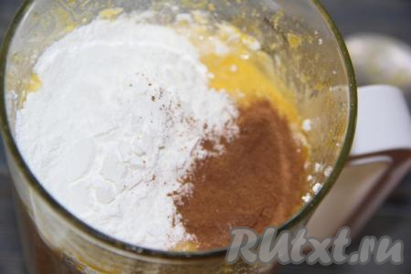 Сюда же добавить крахмал, корицу, сахар, ванильный сахар и яйцо.