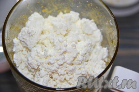 В чашу блендера к тыквенному пюре выложить творог.