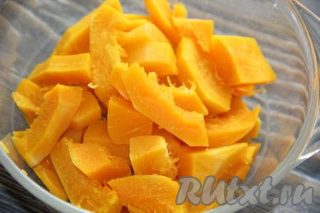 Мякоть тыквы нарезать на кусочки и поместить в стеклянную посуду, пригодную для микроволновой печи. Поставить тыкву в микроволновку и готовить при максимальной мощности до мягкости (примерно, 5-7 минут). Дать запеченной тыкве полностью остыть.
