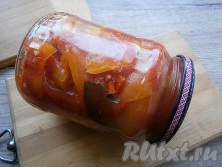 Закрутить банки прокипяченными крышками, перевернуть.