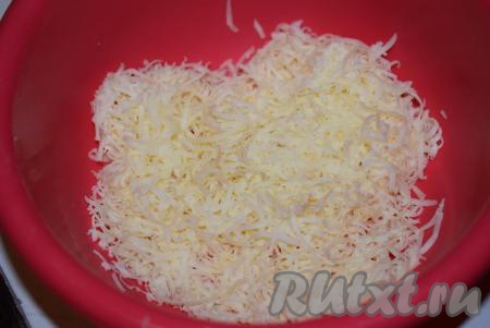 Пока сухарики и мясо остывают, подготовим соус для салата "Цезарь". Для этого натрем сыр на мелкой терке.