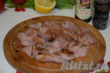 Куриное мясо сбрызнем соусом "Терияки" или соевым соусом, посолим и поперчим.