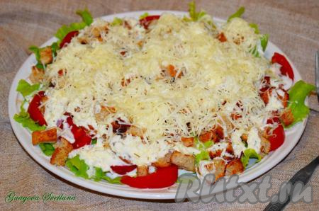 Салат "Цезарь" с курицей и помидорами