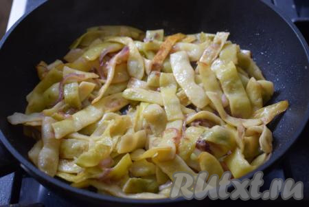 Жарим стручковую фасоль с луком на небольшом огне, периодически помешивая, около 15-18 минут. В середине жарки солим и перчим нашу фасоль по вкусу.