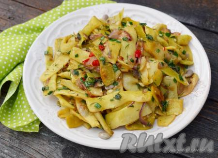 Стручковая фасоль, жареная с луком