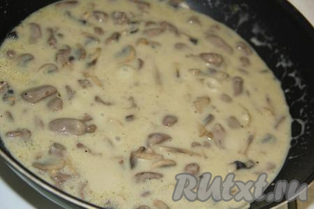 Очень вкусные, аппетитные куриные сердечки, тушёные с шампиньонами и сыром на сковороде, подать к столу в горячем виде, дополнив гарниром по вкусу. Уверена, блюдо, приготовленное по этому простому рецепту, понравится многим!