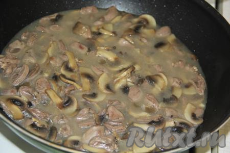 В процессе тушения куриные сердечки с грибами выделят достаточно жидкости. Практически готовое блюдо посолить и всыпать специи по вкусу.