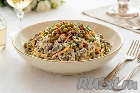 Салат с куриными сердечками и горошком
