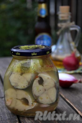 Скумбрия, маринованная с луком в банке