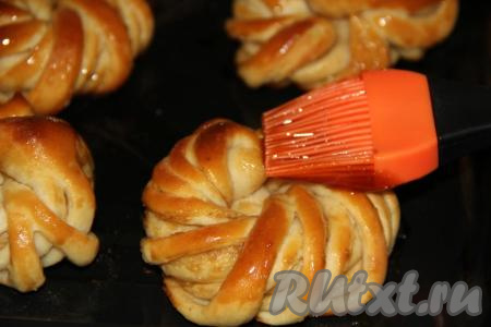 С помощью силиконовой кисточки смазать готовые горячие булочки мёдом. 