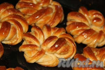 Переложить красивые крученые булочки на тарелку и подать к столу. Выпечка из теста, замешанного на йогурте, получается очень удачной, она порадует вас прекрасным вкусом.