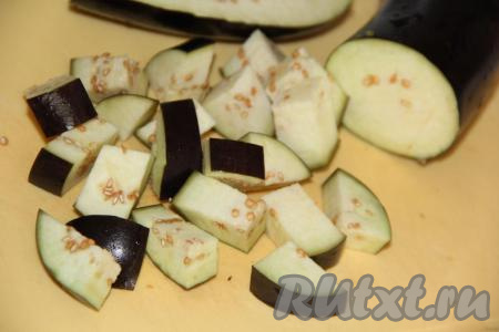 Баклажаны вымыть и нарезать не слишком мелко. 