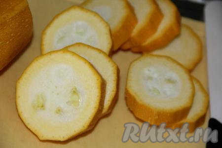 Для этой заготовки нужно брать молодые кабачки (у таких кабачков нежная кожица и маленькие семечки, готовить их можно вместе с кожурой). Кабачки вымыть и нарезать шайбами.